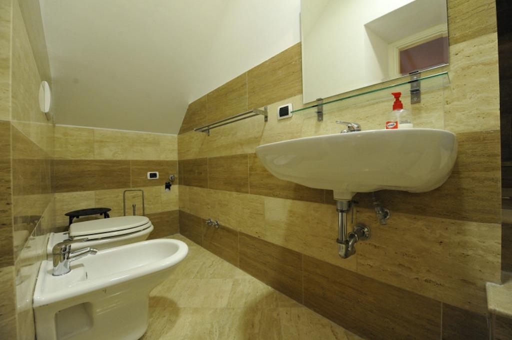 רומא Hella Ibernesi 23 Fori Imperiali Inn, New Gestion! חדר תמונה